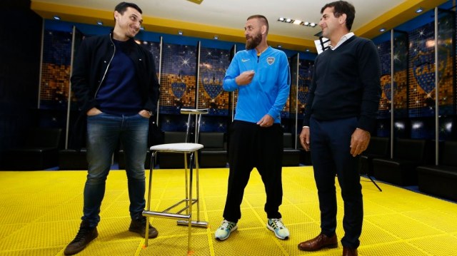 Daniele De Rossi (tengah) saat menjalani tur Stadion La Bombonera. Foto: Dok. C.A. Boca Juniors