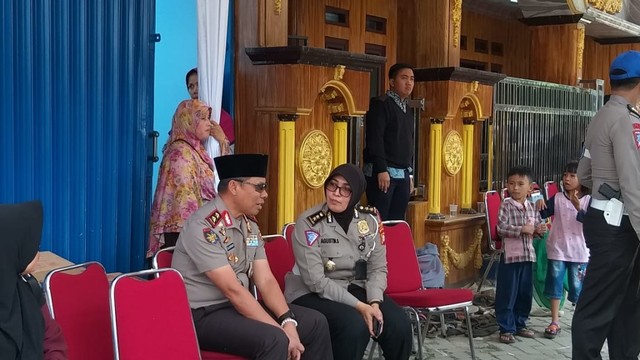 Kakorpolaruid Irjen Zulkarnain Adinegara melayat ke rumah duka Foto: Fadjar Hadi/kumparan