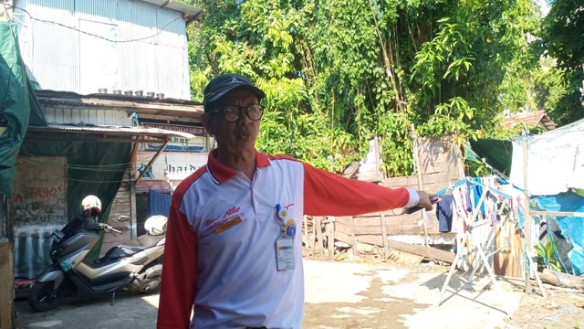 Kabid Pertamanan Sarana Prasarana Dinas LH Banjarmasin, Tarianto ketika meninjau pohon berhantu di Kelurahan Kertak Baru Ulu, Kota Banjarmasin pada Jumat, 26 Juli 2019. Foto: Zahidi/banjarhits.id