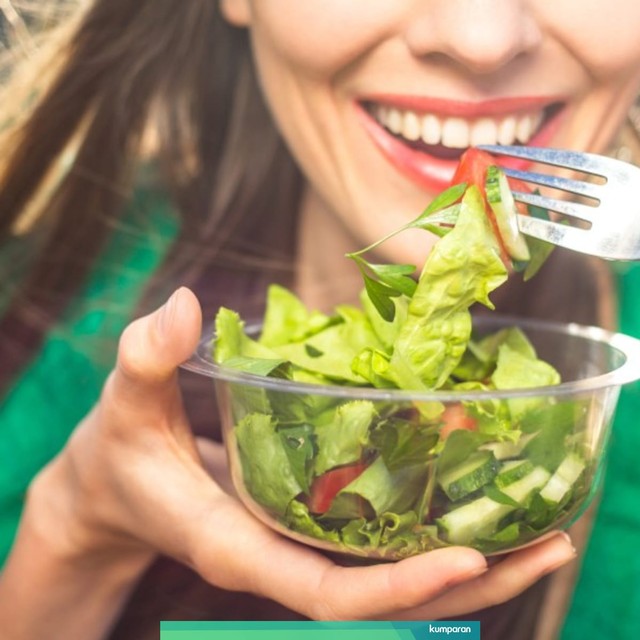 com-Ilustrasi wanita mengonsumsi makanan sehat. Foto: Shutterstock