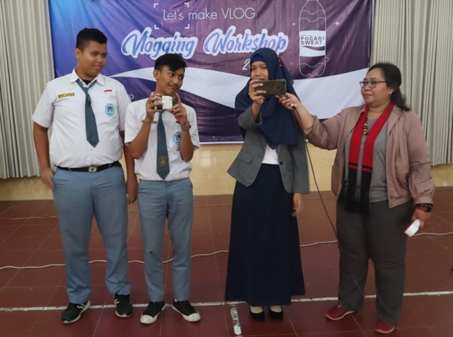 Maya Nirmala Sari (Vlogger,Citizen Journalist & Co Founder Digital Content Creator) menjelaskan kepada para siswa bagaimana cara membuat vlog sampai diposting di Media Instagram hingga Youtube. terlihat antusiasme para siswa SMU Negeri 2 dalam mengikuti acara workshop bersama POCARI SWEAT. Sukoharjo (23/07/2019)