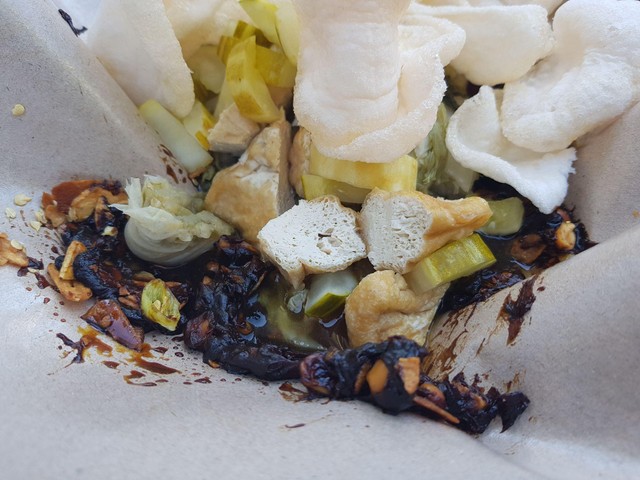 Rujak sayur asin kreasi Sutopo. Foto-foto: Windy Goestiana/Basra