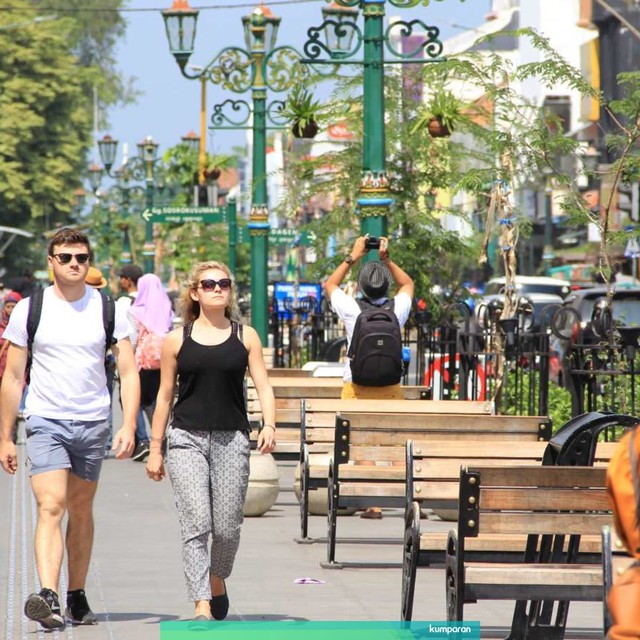 Wisatawan asing berjalan di Jalan Malioboro, Yogyakarta. Foto: Shutter Stock