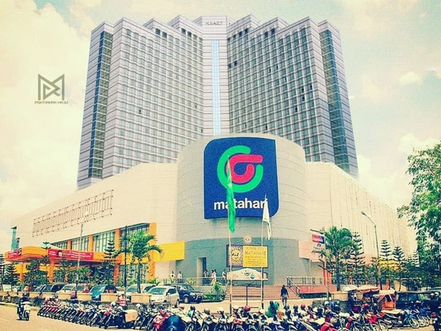 Mall Matahari di Jalan Jendral Urip terlihat lebih megah, dengan gedung bertingkat di belakangnya. Foto: Instagram @pontianak_maju