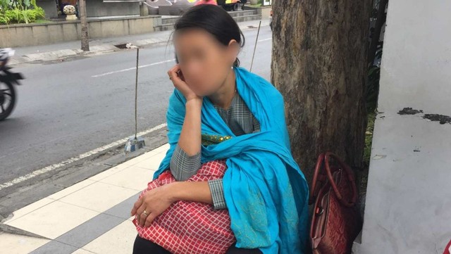 Turis yang diduga asal Hong Kong mengemis di Bali. Foto: Denita BR Matondang/kumparan