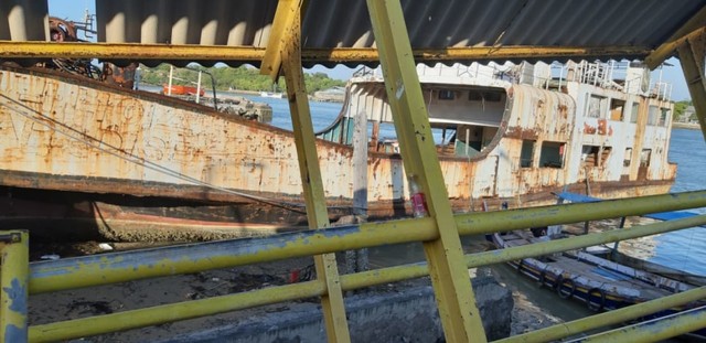 KM DBS II di pelabuhan kalianget