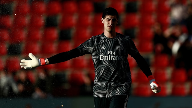 Thibaut Courtois menjalani pemanasan sebelum laga Real Madrid vs Rayo Vallecano. Foto: Benjamin Crewel/AFP