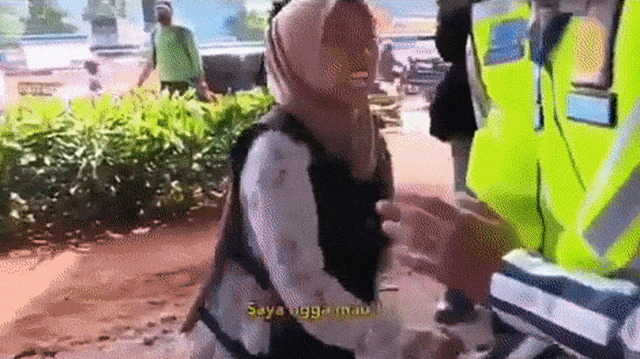 Ibu yang viral karena marah dan bawa nama Kapolri saat ditilang. Foto: Instagram @neng_jepret