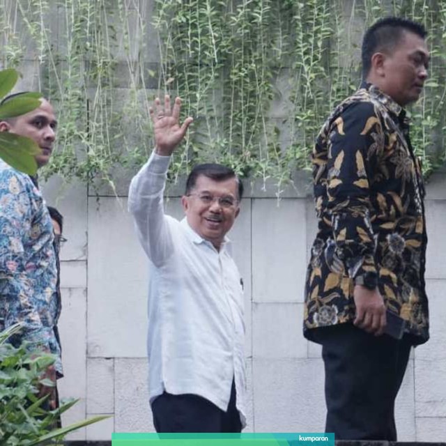 Wakil Presiden Jusuf Kalla (tengah) hadiri pembubaran TKN di Seribu Rasa, Menteng, Jakarta. Foto: Helmi Afandi Abdullah/kumparan