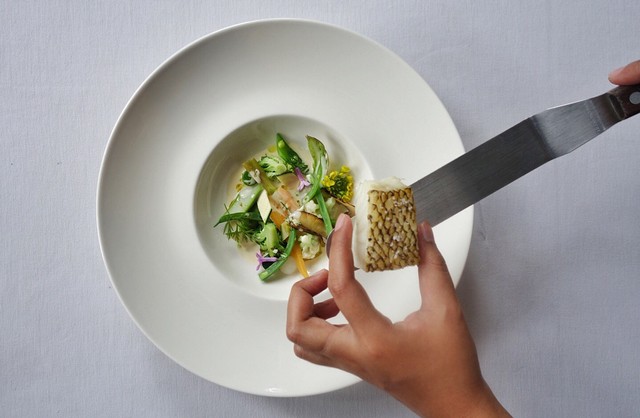 Chilean Seabass with Spring Vegetables & Beurre Blanc  Tartare of Yellowfin Tuna with Celery & Smoked Potato Mousseline. Foto: Dok. Emilie
