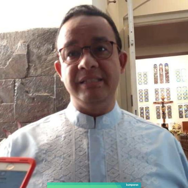 Gubernur DKI Jakarta, Anies Baswedan saat melayat Pastor Adolf Heuken. Foto: Fadjar Hadi/kumparan