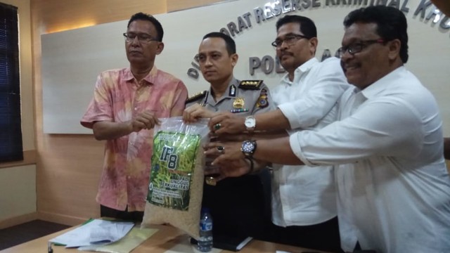Kombes Pol Teuku Saladin (kiri) dalam konferensi pers terkait kasus Tgk Munirwan. Foto: Habil Razali/acehkini