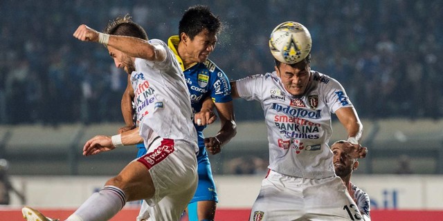 Pemain Bali United Gunawan Dwi Cahyo (kanan) menyundul bola dibayangi Ilija Spasojevic (kiri) dan pemain Persib Bandung Achmad Jufriyanto (tengah) saat pertandingan Sepak Bola Liga 1 2019 di Stadion Si Jalak Harupat, Kabupaten Bandung, Jawa Barat. Foto: ANTARA FOTO/M Agung Rajasa