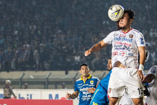 Pemain Bali United Gunawan Dwi Cahyo menyundul bola saat pertandingan Sepak Bola Liga 1 2019 di Stadion Si Jalak Harupat, Kabupaten Bandung, Jawa Barat. Foto: ANTARA FOTO/M Agung Rajasa