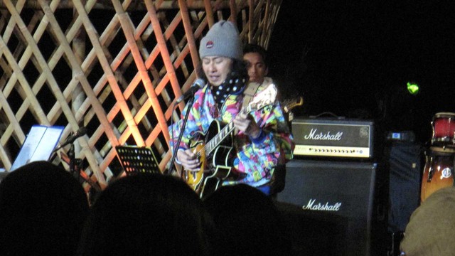 Idang Rasjidi Feat. Mus Mujiono dan Sastrani di Jazz Gunung Bromo, Amfiteater Jiwa Jawa Bromo, Jumat (26/7). Foto: Anissa Maulida/kumparan