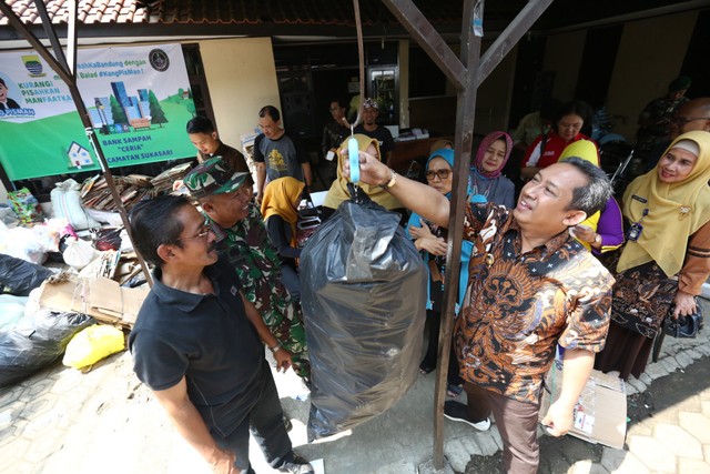 Wakil Wali Kota Bandung Yana Mulyana saat mengunjungi Bank Sampah Kecamatan Sukasari Jumat (26/7/2019). Foto : Humasbdg