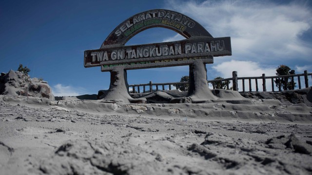 Kondisi pintu Selamat Datang Gunung Tangkuban Parahu yang tertutup abu vulkanik di kawasan wisata Kawah Ratu Tangkuban Parahu, Kabupaten Subang, Jawa Barat, Sabtu (27/7). Foto: ANTARA FOTO/Novrian Arbi