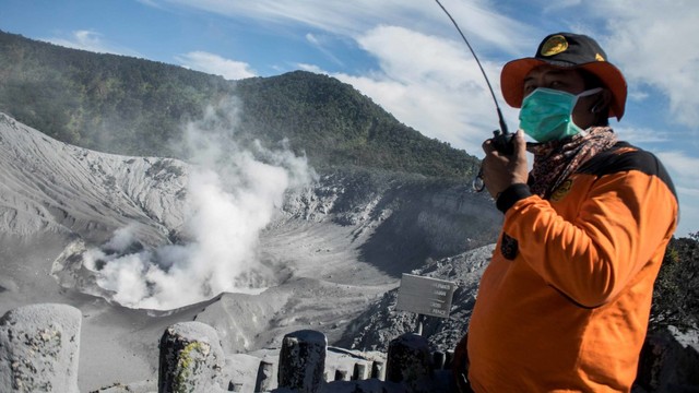 Petugas memantau aktivitas Kawah Ratu pascaletusan freatik di Gunung Tangkuban Parahu, Kabupaten Subang, Jawa Barat, Sabtu (27/7). Foto: ANTARA FOTO/Novrian Arbi