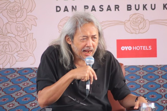 Seno Gumira Ajidarma dalam acara talkshow tentang kepenulisan kreatif di Festival Patjar Merah di Bioskop Kelud, Kota Malang, Sabtu (27/7). Foto : Muhammad Sadheli/tugumalang.id