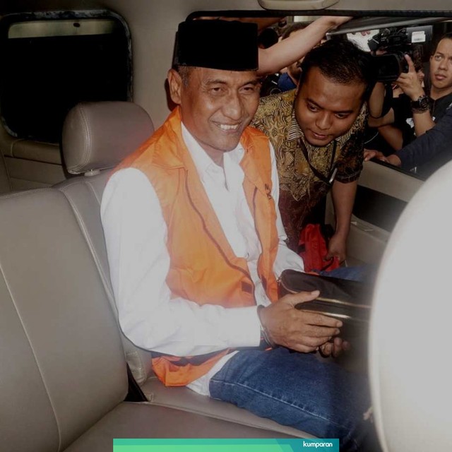 Bupati Kudus Muhammad Tamzil (kiri) keluar memakai rompi tahanan KPK usai menjalani pemeriksaan di Gedung KPK. Foto: Iqbal Firdaus/kumparan