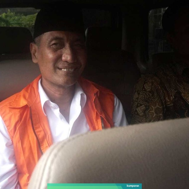 Bupati Kudus Muhammad Tamzil (kiri) keluar memakai rompi tahanan KPK usai menjalani pemeriksaan di Gedung KPK. Foto: Iqbal Firdaus/kumparan