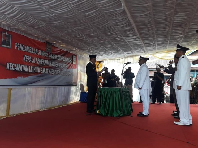 Proses pelantikan Raja Wakasihu oleh Bupati Maluku Tengah, Tuasikal Abua (27/7). Dok : Sarifa Anwar Polpoke