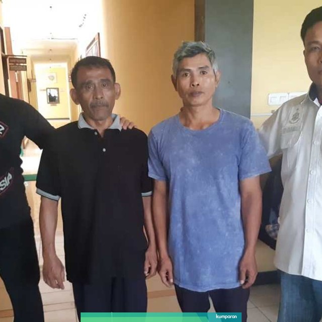Anggota polres Jakarta Barat menunjukkan dua tersangka pelaku persekusi pengemudi Pajero yang tabrak motor di Kebon Jeruk. Foto: Dok. Polsek Kebon Jeruk.