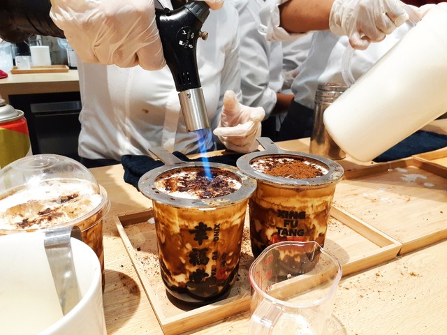Pembuatan minuman boba Xin Fu Tang Foto: Kartika Pamujiningtyas/ kumparan