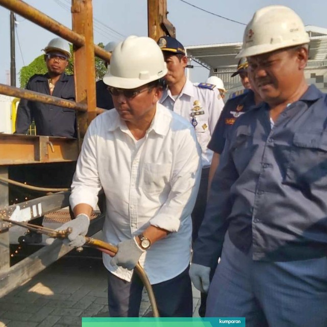 Direktur Jenderal Perhubungan Darat, Budi Setiyadi (kiri) secara simbolis melakukan pemotongan bak truk over dimensi milik PT Tunas Muda di Madukoro Semarang, Sabtu (27/7). Foto: Afiati Tsalitsati/kumparan