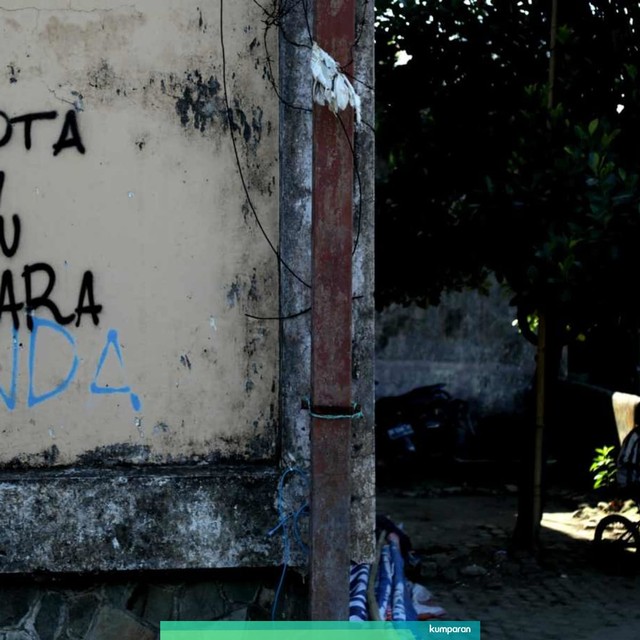 Coretan di tembok yang bertuliskan "Kota Ini Mau Juara" di sekitar Stadion Andi Mattalatta, Makassar, Minggu (28/7). Foto: Nugroho Sejati/kumparan