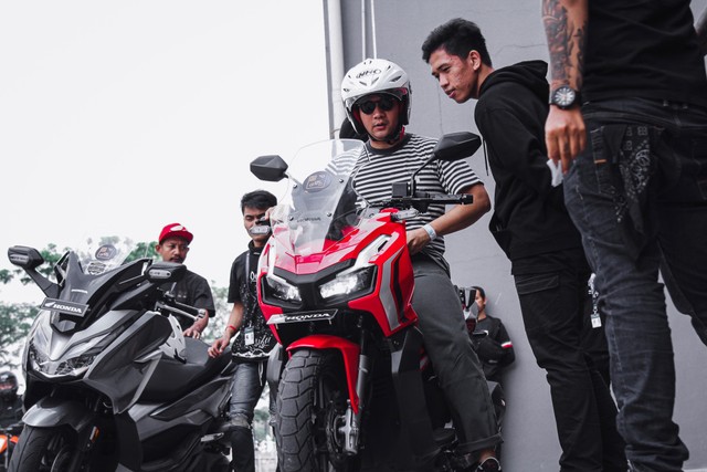 Pengunjung menjajal Honda ADV 150 Foto: dok. Bangkit Jaya Putra/kumparan