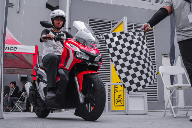 Pengunjung menjajal Honda ADV 150 Foto: dok. Bangkit Jaya Putra/kumparan