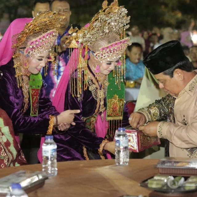 Gubernur Kalsel H Sahbirin Noor (kanan) dan Gubernur Riau Syamsuar ketika silaturahmi warga Banjar di Kabupaten Inhil. Foto: Humpro Kalsel