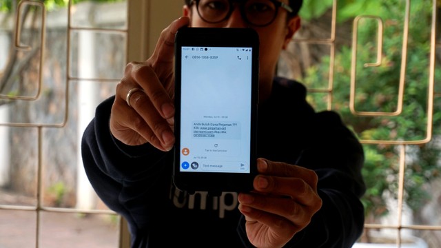 Ilustrasi penipuan online melalui SMS. Foto: Abil Achmad Akbar/kumparan
