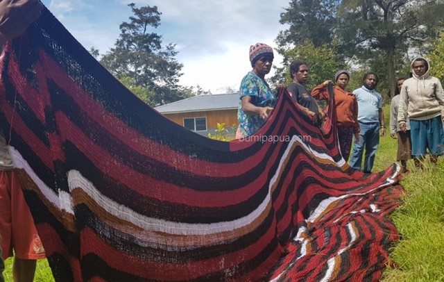 Rajutan Noken sepanjang 60 meter dikerjakan oleh 20 orang Mama asli Papua. (BumiPapua.com/Stefanus Tarsi)