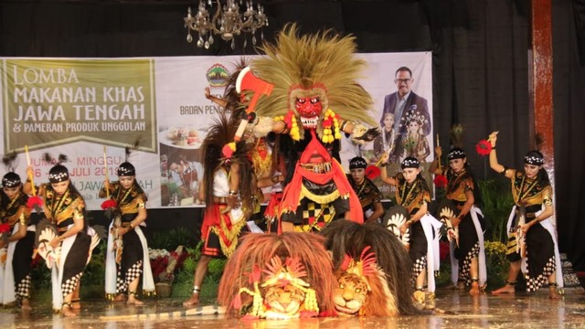 Penampilan tari Sukoreno yang dan Seni Barongan Blora, saat tampil di Pendapa Utama Anjungan Provinsi Jateng, di Taman Mini Indonesia Indah.