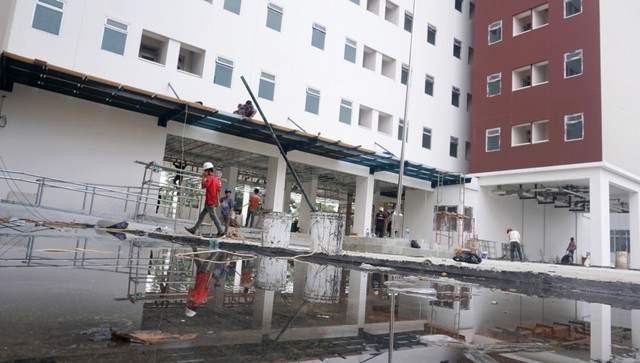 Sejumlah pekerja terlihat mengerjakan rumah DP 0 Rupiah di Klapa Village, Jakarta Timur. Foto: Fanny Kusumawardhani/kumparan