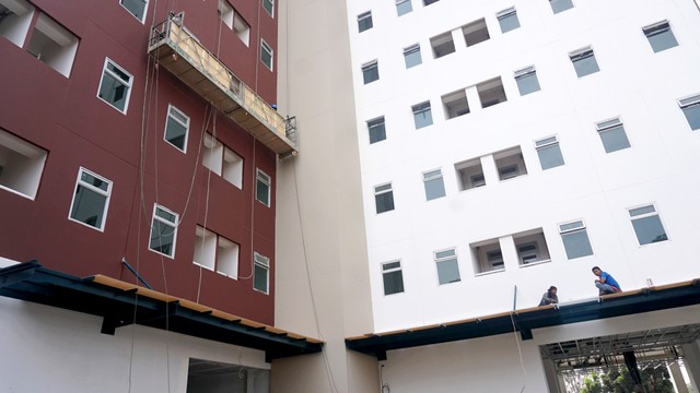 Pekerja terlihat mengerjakan  rumah DP 0 Rupiah di Klapa Village, Jakarta Timur. Foto: Fanny Kusumawardhani/kumparan