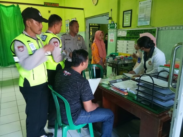 ﻿Petugas kepolisian saat memeriksa sejumlah saksi di Puskesmas Turen. (Foto: Humas Polres Malang untuk Tugumalang.id) ﻿﻿