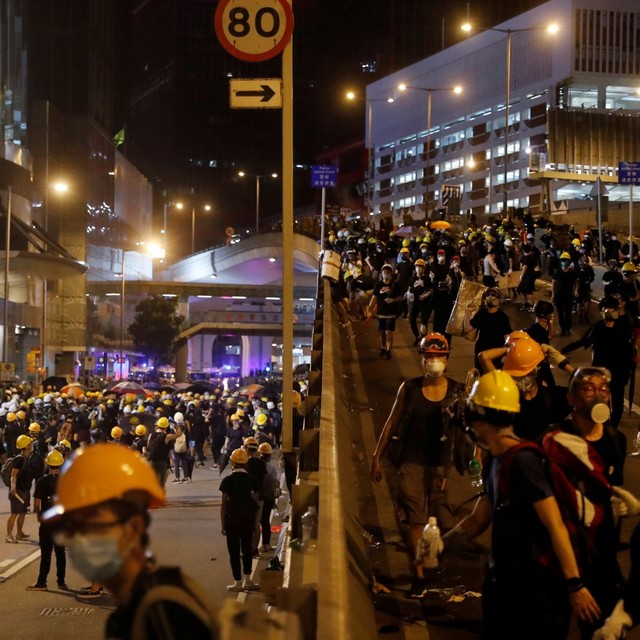 Demonstran memadati jalan utama di distrik Tengah saat protes terhadap kekerasan polisi saat demo sebelumnya, di dekat Kantor Penghubung Tiongkok, Hong Kong, China. Foto: REUTERS/Tyrone Siu