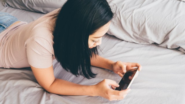 ilustrasi bermain HP. Foto: Shutterstock