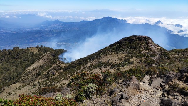 Terlihat asap putih akibat kebakaran hutan yang melanda Gunung Arjuno (28/7). Foto: BPBD Kota Batu, di dapat dari pendaki bernama Tokyo Jawa yang telah turun.
