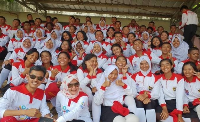 Deputi Pengembangan Pemuda Kemenpora, Asrorun Ni'am Sholeh, bersama tim paskibraka saat icebreaking di sela-sela latihan. Foto: Dok. Kemenpora