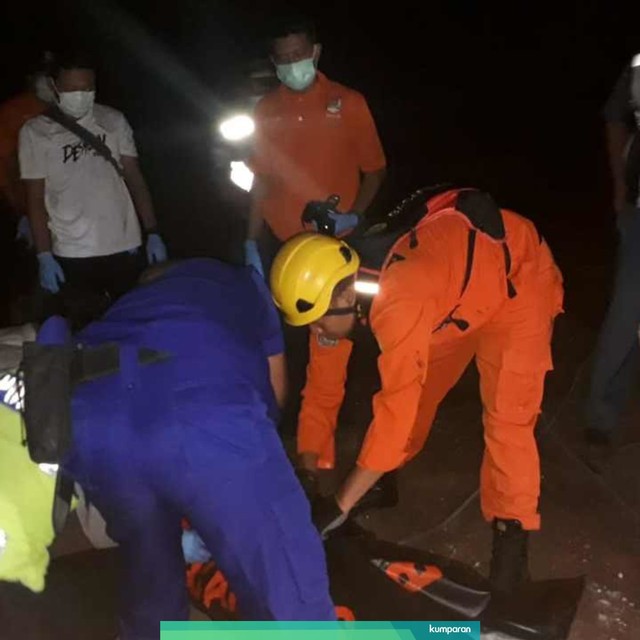 Empat orang laki-laki ditemukan sudah tidak bernyawa di kawasan Pelabuhan Tanjung Emas Semarang, Minggu, (28/7) sekitar pukul 22.00. Foto: Dok. Basarnas
