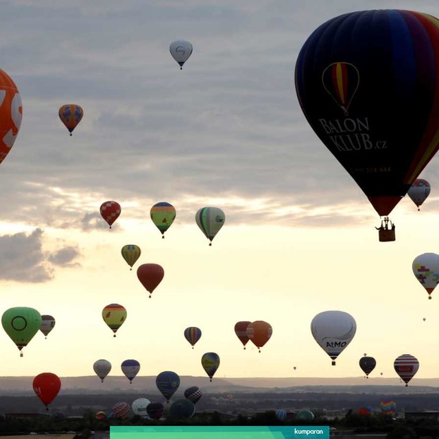 Ratusan balon udara panas menghadiri Festival Balon Udara Mondial di Chambley, Prancis Timur. Foto: Reuters/Charles Platiau