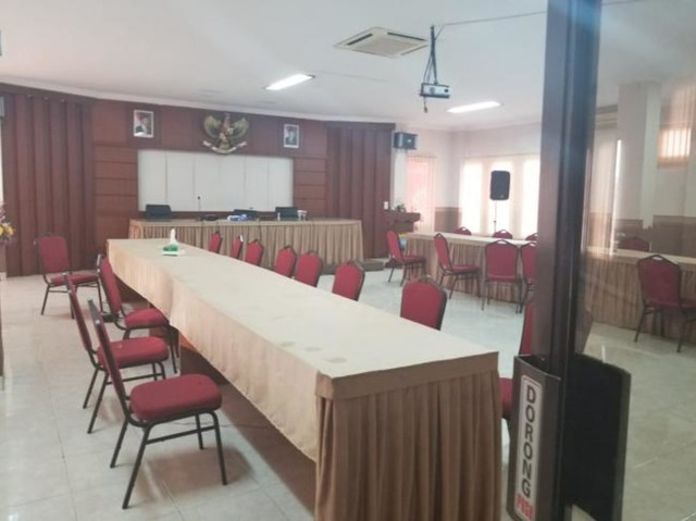 Suasana di ruang penyidikan KPK di lantai tiga Mapolresta Barelang. Sejumlah pejabat dan pengusaha diperiksa terkait kasus dugana suap dan gratifikasi Gubernur Nurdin Basirun (Foto: Batamnews)
