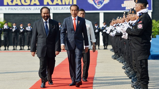 Ketua Umum Partai Nasdem, Surya Paloh dan Presiden Indonesia, Joko Widodo berjalan sebelum memberikan kuliah umum kepada peserta pendidikan bela negara Akademi Bela Negara Partai NasDem Angkatan II di Jakarta, Senin (16/7). Foto: ANTARA FOTO/Wahyu Putro A