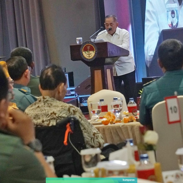 Menteri Pertahanan Indonesia, Ryamizard Ryacudu memberi sambutan di silaturahmi purnawirawan TNI, Jakarta, Senin (29/7). Foto: Irfan Adi Saputra/kumparan