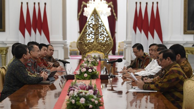 Presiden Joko Widodo (ketiga kanan) menerima CEO Grab Anthony Tan, Founder dan CEO Softbank Masayoshi Son, CEO Tokopedia William Tanuwijaya dan President of Grab Indonesia Ridzki Kramadibrata. Foto: ANTARA FOTO/Puspa Perwitasari