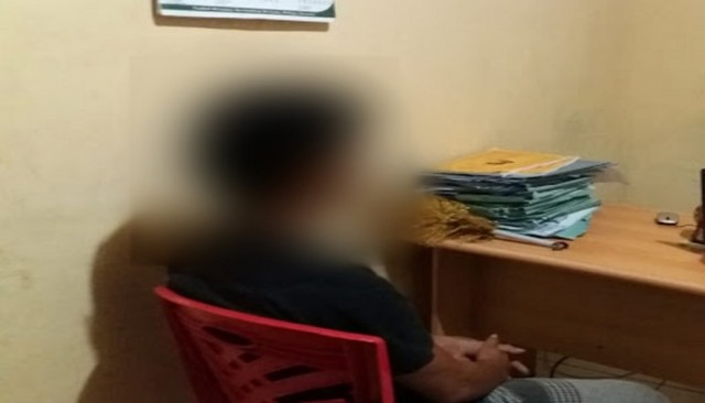 Pelaku inses di Luwu Utara yakni AA (38) saat diiterogasi pihak Polsek Belopa Luwu Utara, (Makassar Indeks).